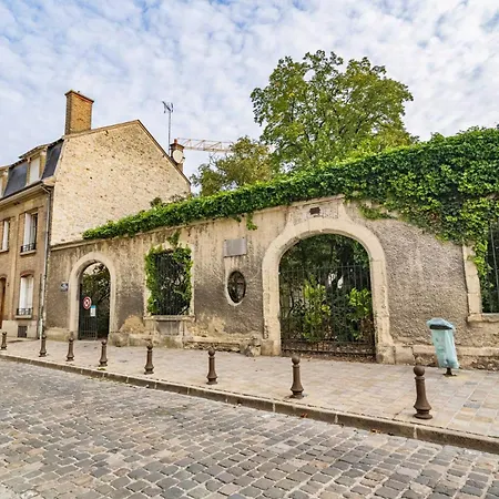 La Reverie Apartment *